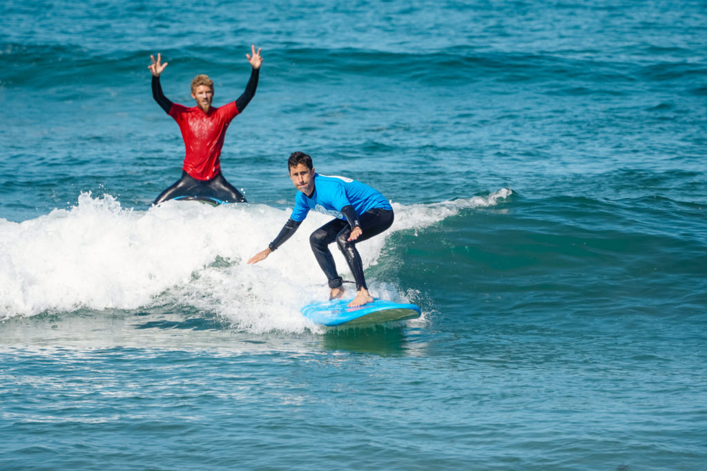 Alunos surfando em Florianópolis com a Next Wave