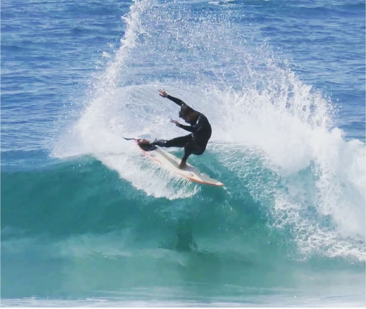 Surfista em manobra durante o Programa Performance Surf